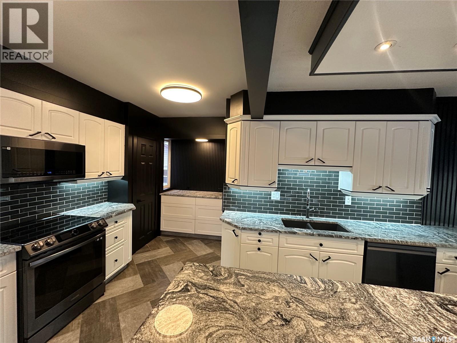 801 5Th Avenue, Whitewood, SK - Indoor Photo Showing Kitchen With Double Sink