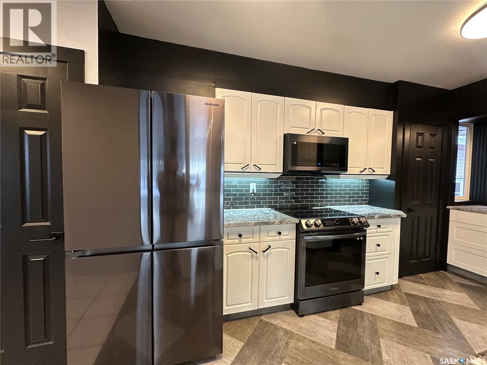 801 5Th Avenue, Whitewood, SK - Indoor Photo Showing Kitchen