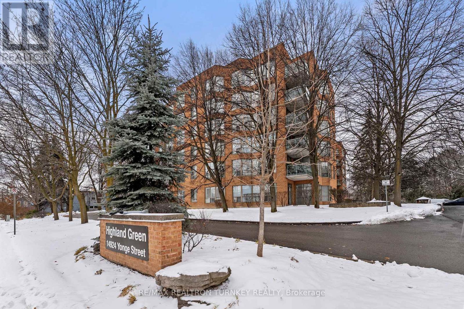 114 - 14924 Yonge Street, Aurora, ON - Outdoor