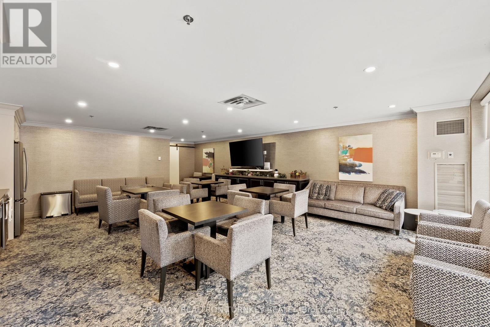 114 - 14924 Yonge Street, Aurora, ON - Indoor