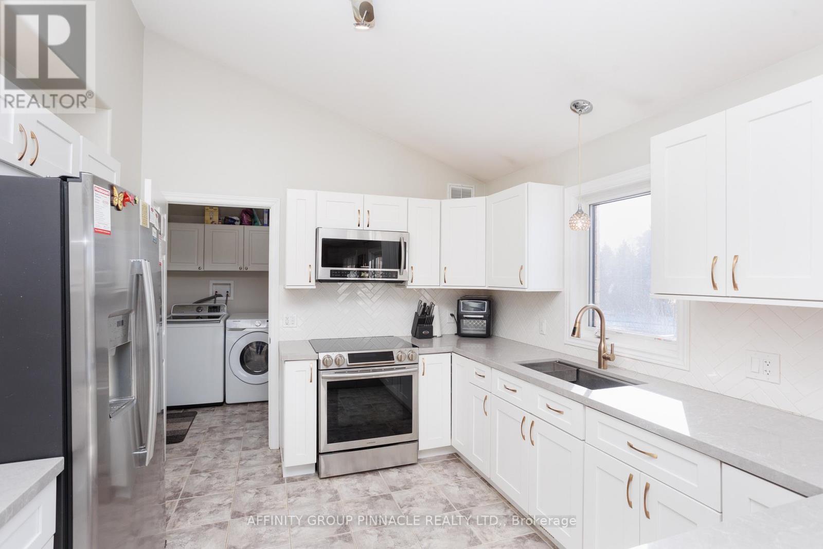 11 Moynes Court, Kawartha Lakes (Lindsay), ON - Indoor Photo Showing Kitchen