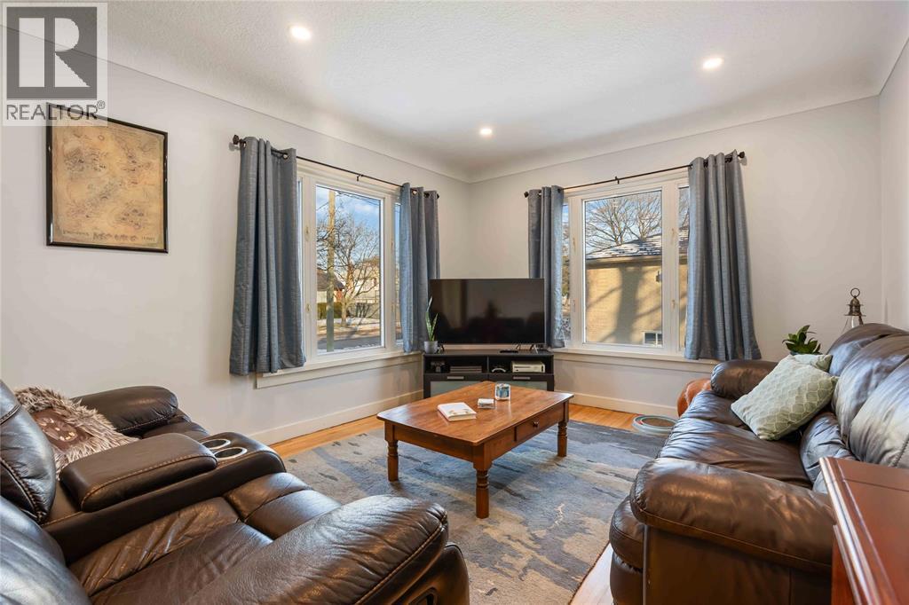 561 Mclaren Avenue, Sarnia, ON - Indoor Photo Showing Living Room