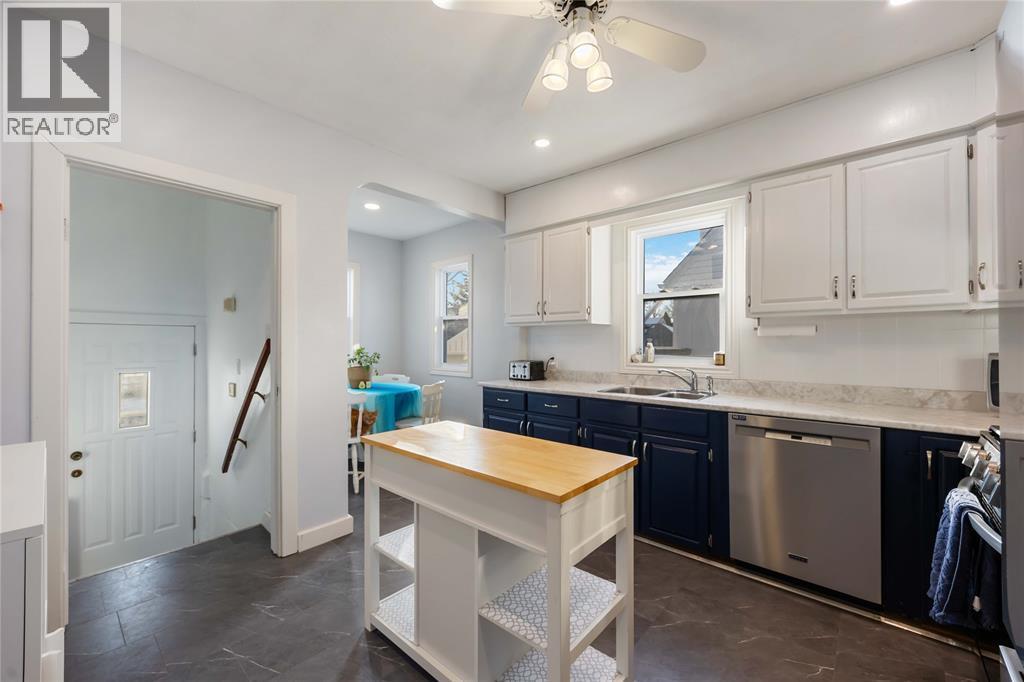 561 Mclaren Avenue, Sarnia, ON - Indoor Photo Showing Kitchen With Double Sink