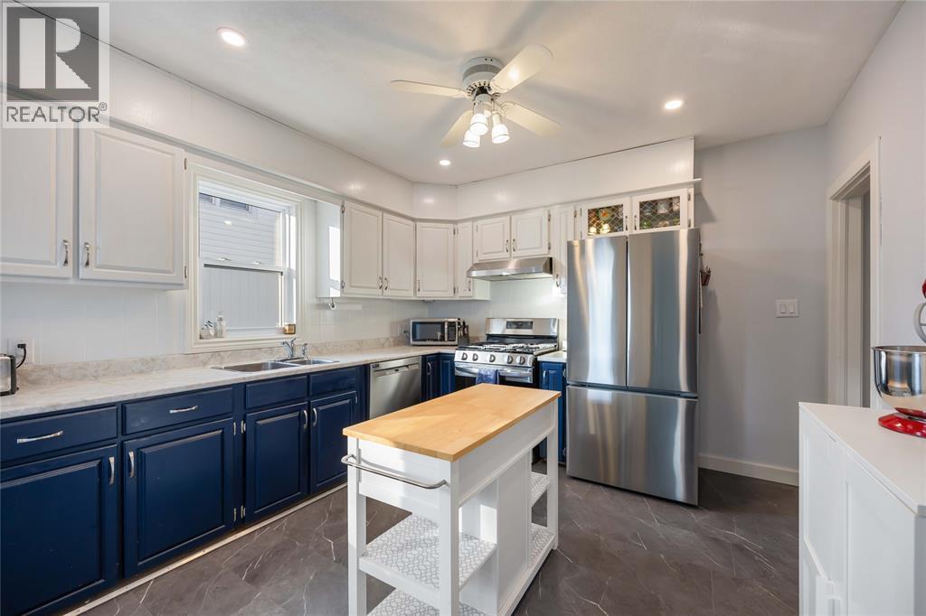 561 Mclaren Avenue, Sarnia, ON - Indoor Photo Showing Kitchen With Double Sink