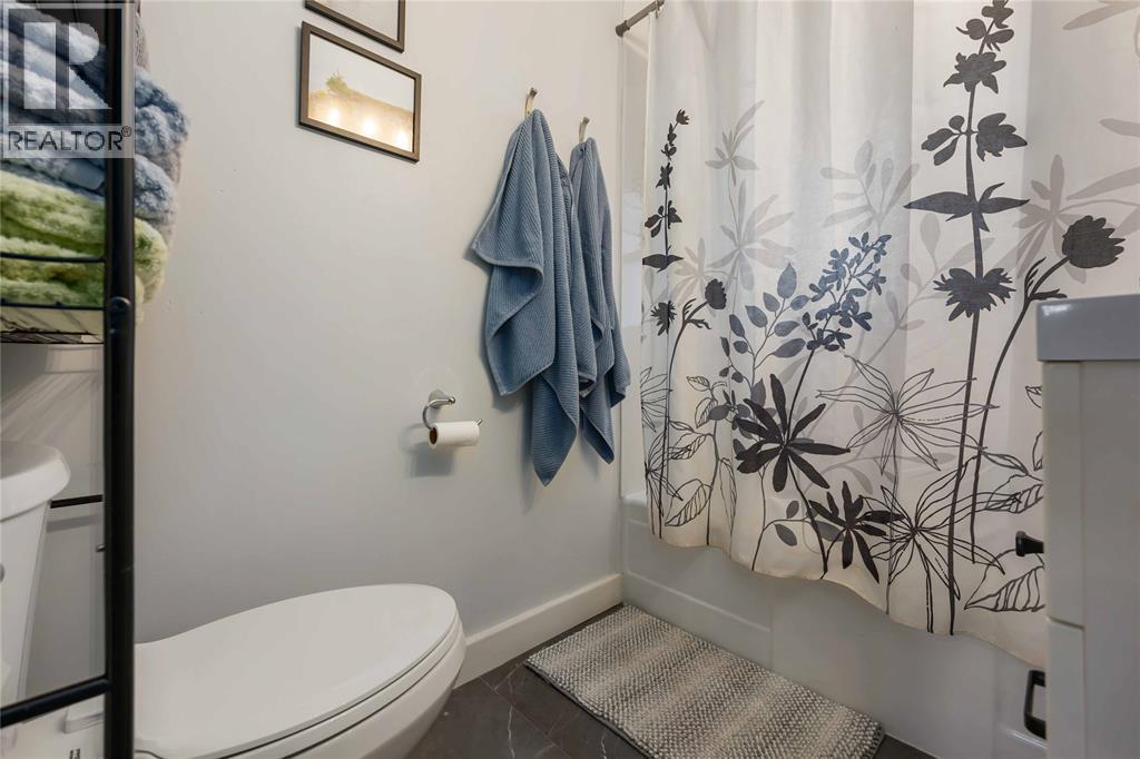 561 Mclaren Avenue, Sarnia, ON - Indoor Photo Showing Bathroom
