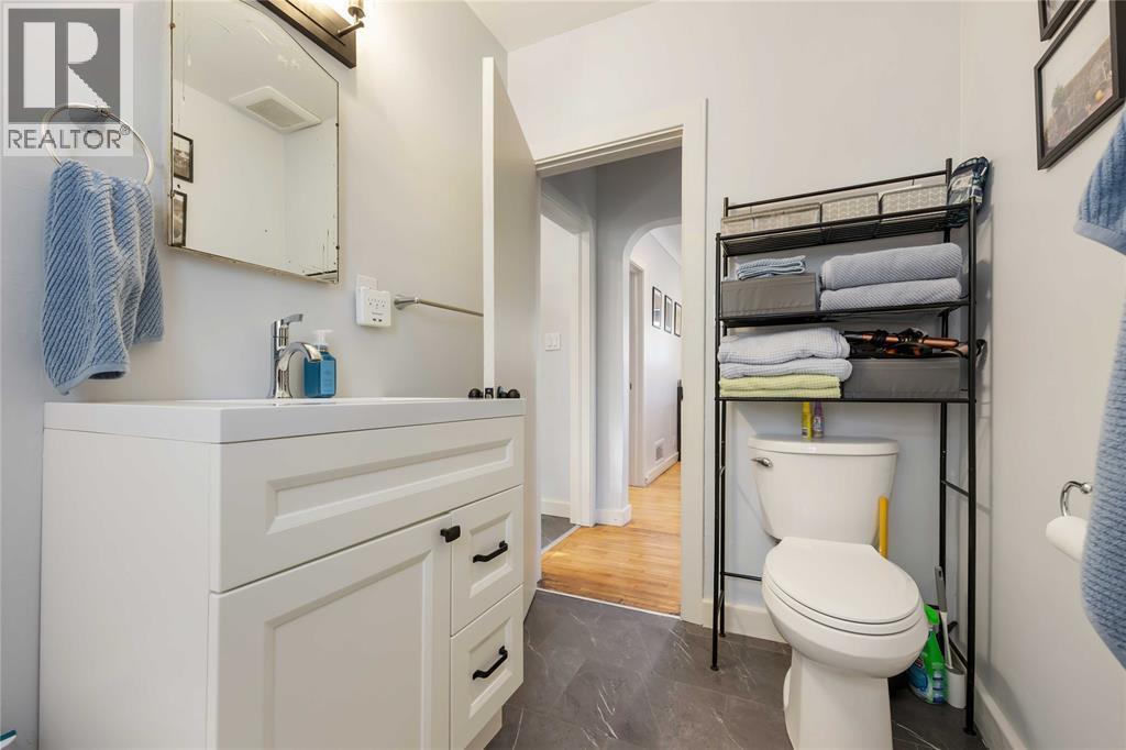 561 Mclaren Avenue, Sarnia, ON - Indoor Photo Showing Bathroom