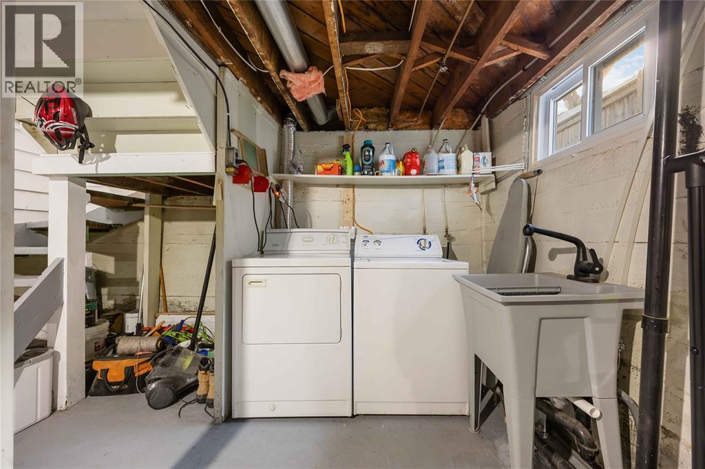 561 Mclaren Avenue, Sarnia, ON - Indoor Photo Showing Laundry Room