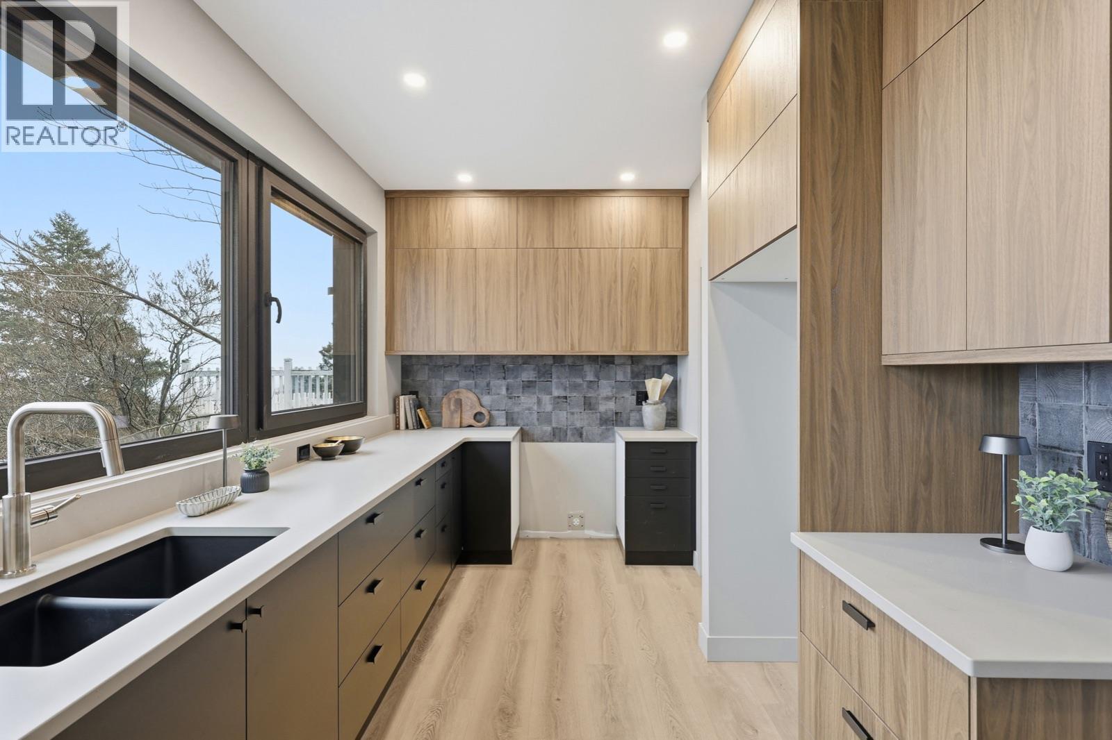 614 Cowan Street, Kamloops, BC - Indoor Photo Showing Kitchen With Double Sink