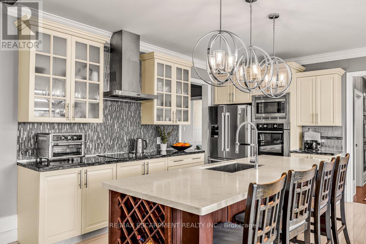 20 Chesswood Trail, Hamilton, ON - Indoor Photo Showing Kitchen With Upgraded Kitchen