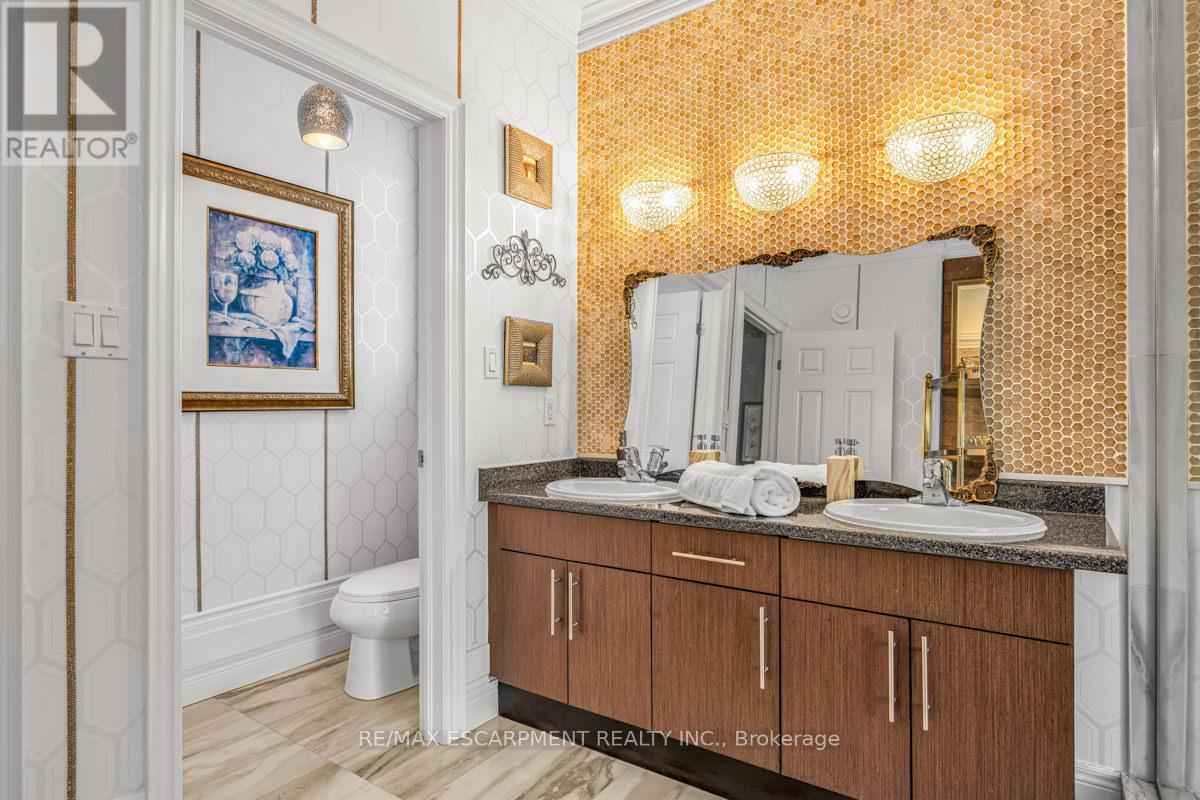 20 Chesswood Trail, Hamilton, ON - Indoor Photo Showing Bathroom