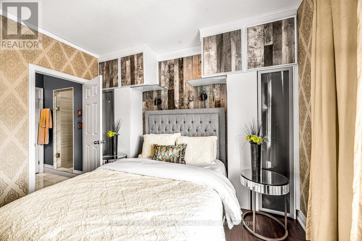 20 Chesswood Trail, Hamilton, ON - Indoor Photo Showing Bedroom