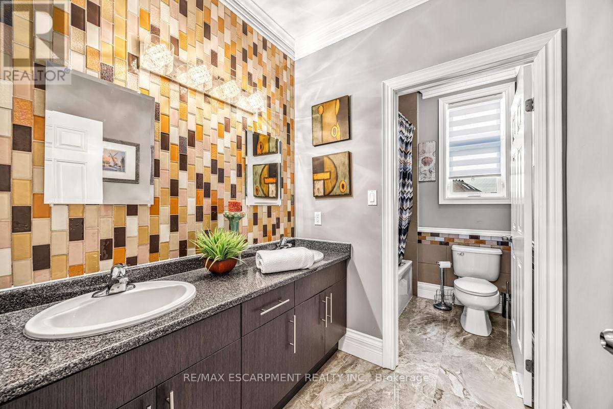 20 Chesswood Trail, Hamilton, ON - Indoor Photo Showing Bathroom