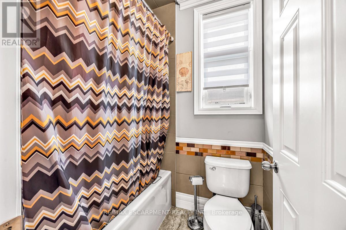 20 Chesswood Trail, Hamilton, ON - Indoor Photo Showing Bathroom