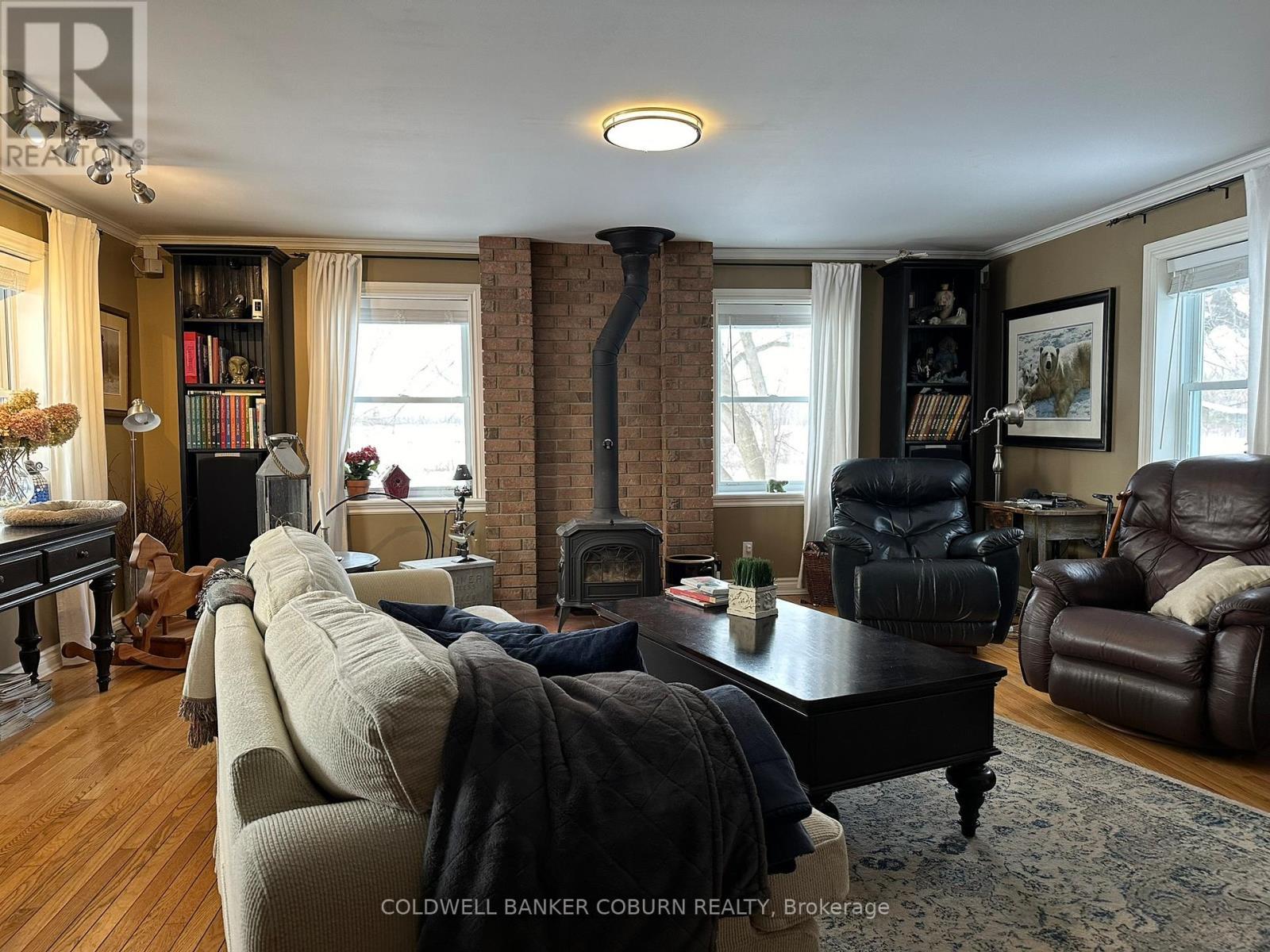 Living room. - 628 Pittston Road, Edwardsburgh/Cardinal, ON - Indoor Photo Showing Living Room With Fireplace