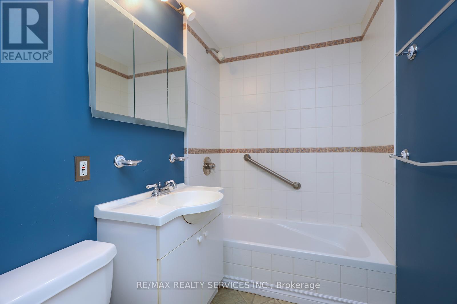 2 - 100 George Henry Boulevard, Toronto, ON - Indoor Photo Showing Bathroom