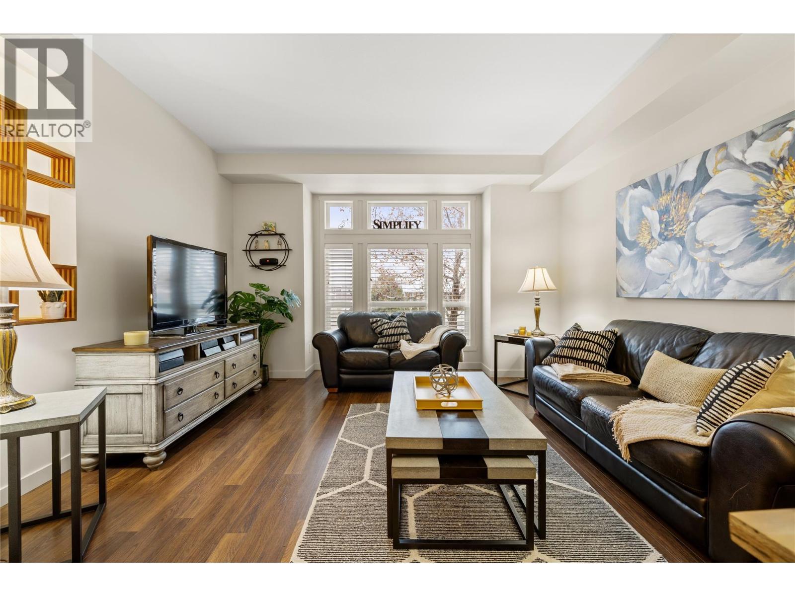 5451 South Perimeter Way, Kelowna, BC - Indoor Photo Showing Living Room