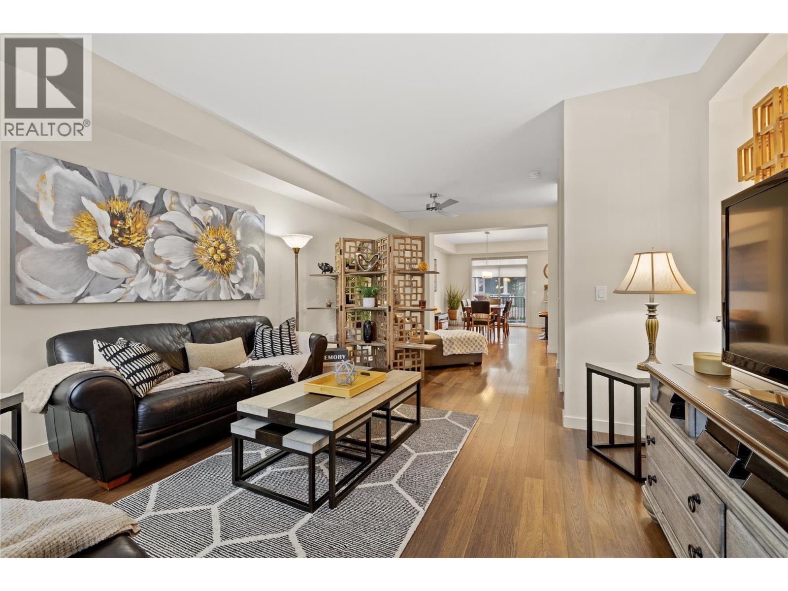 5451 South Perimeter Way, Kelowna, BC - Indoor Photo Showing Living Room