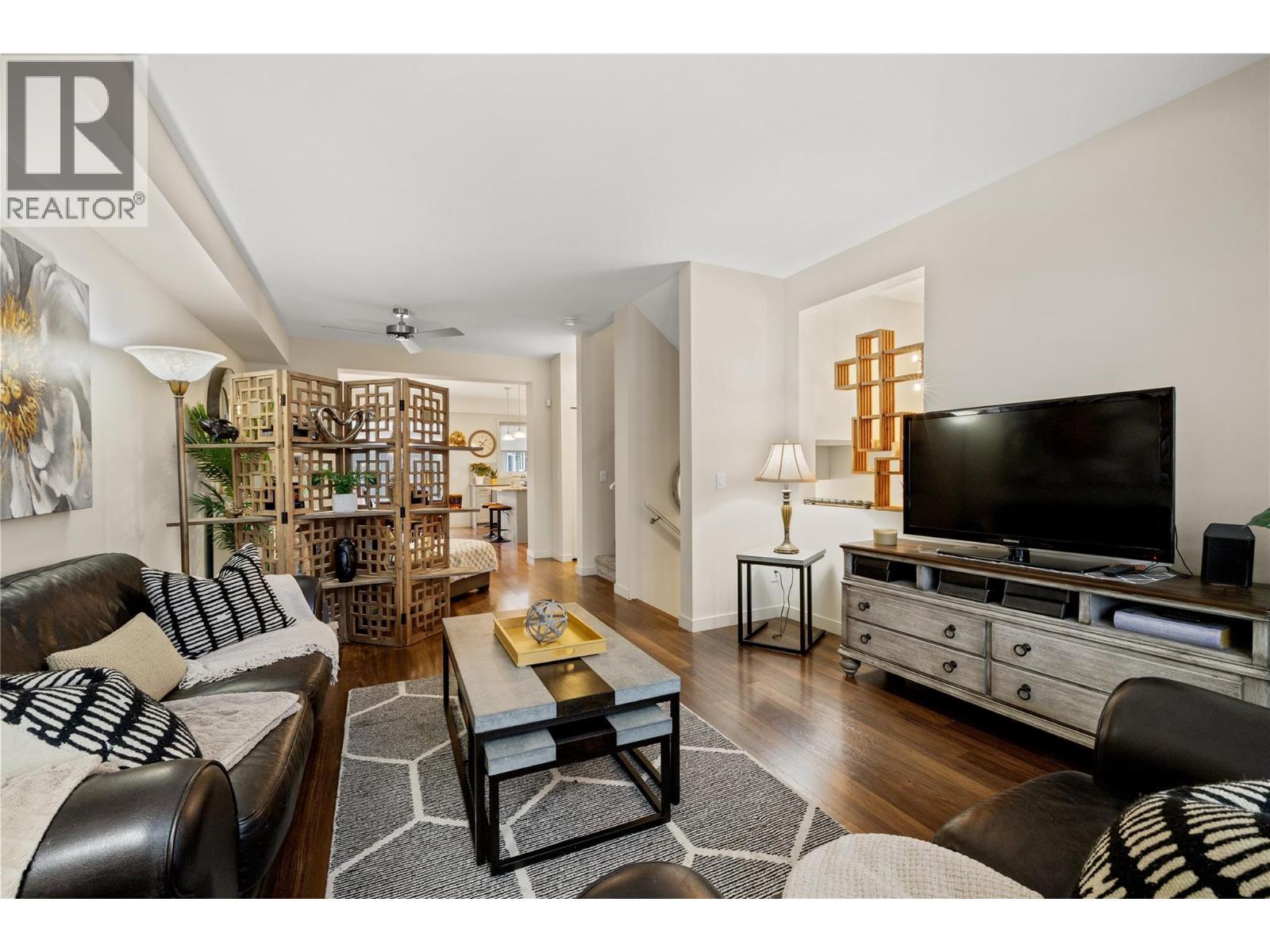 5451 South Perimeter Way, Kelowna, BC - Indoor Photo Showing Living Room