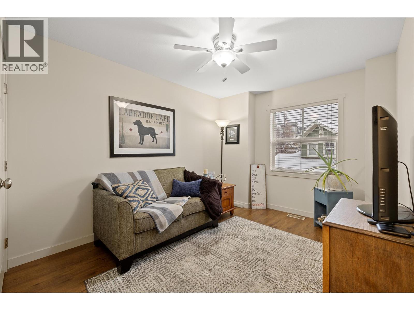 5451 South Perimeter Way, Kelowna, BC - Indoor Photo Showing Living Room