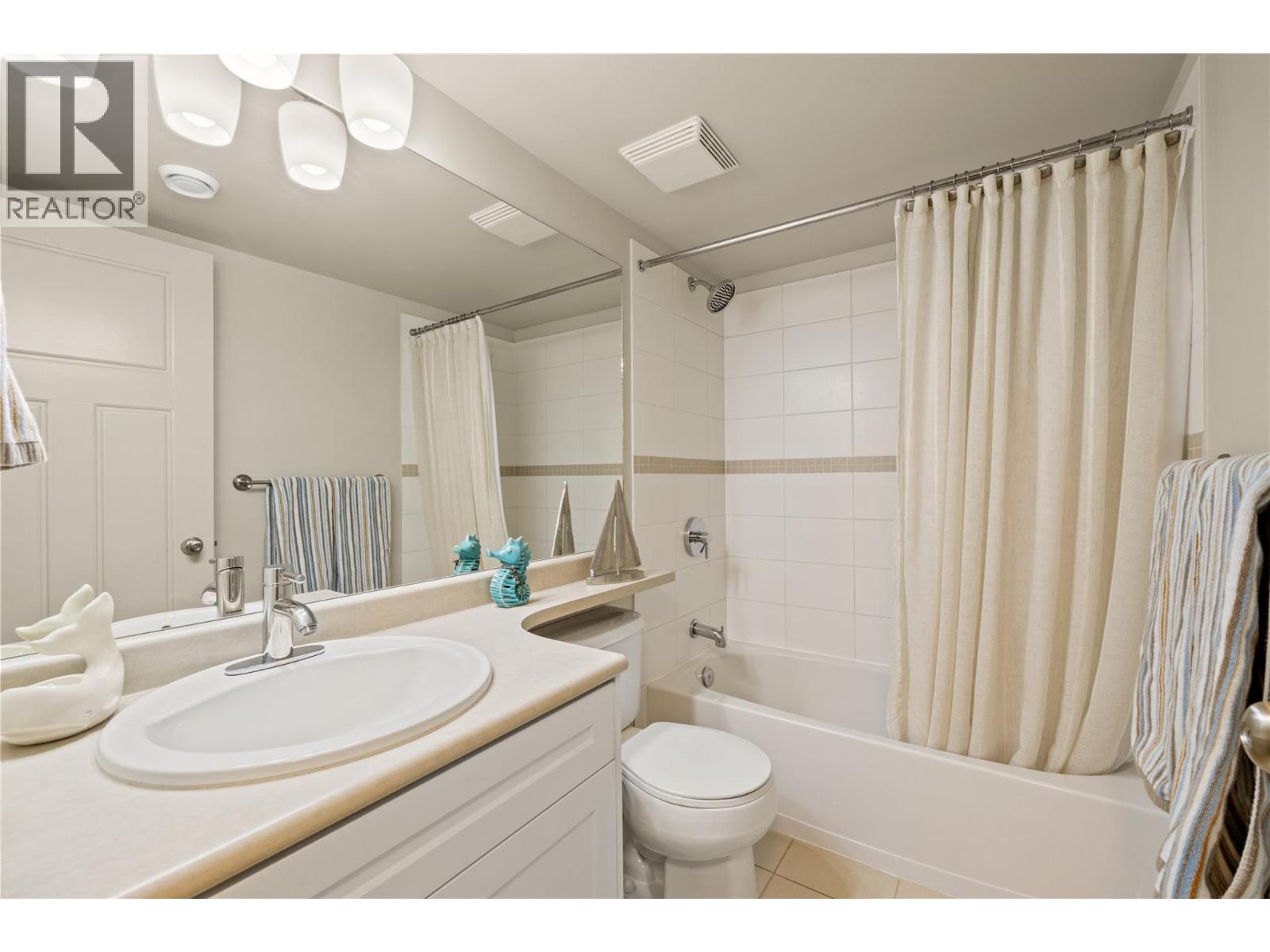 5451 South Perimeter Way, Kelowna, BC - Indoor Photo Showing Bathroom