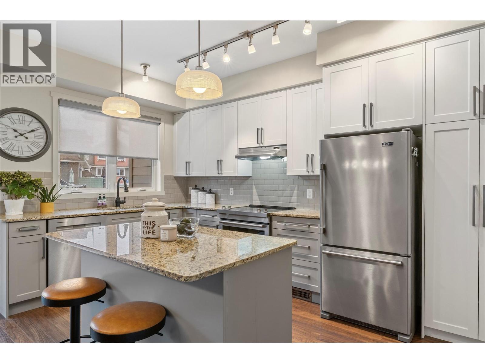 5451 South Perimeter Way, Kelowna, BC - Indoor Photo Showing Kitchen With Upgraded Kitchen