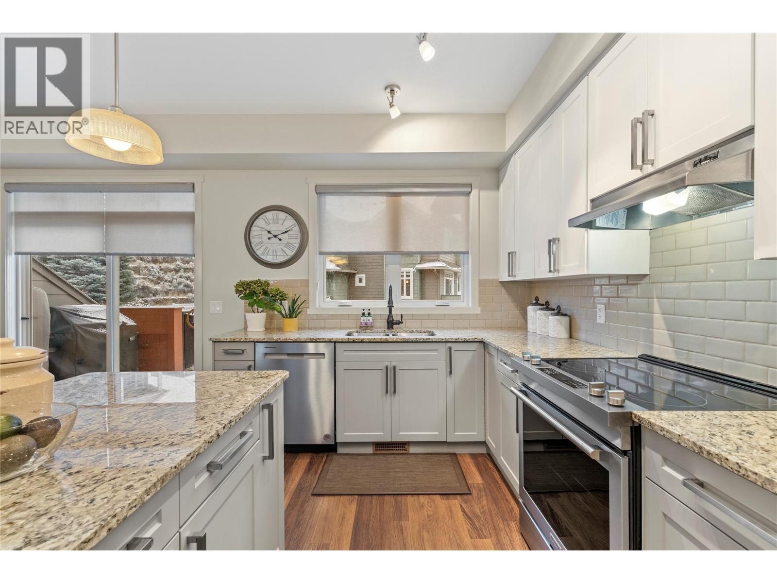 5451 South Perimeter Way, Kelowna, BC - Indoor Photo Showing Kitchen With Upgraded Kitchen