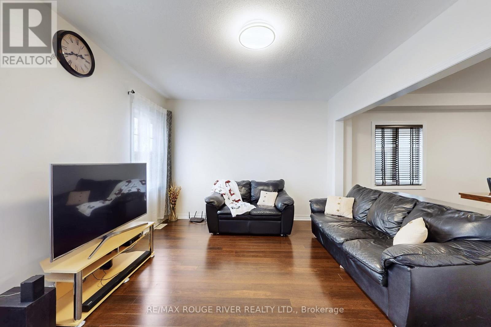 15 Adanac Drive, Whitby, ON - Indoor Photo Showing Living Room