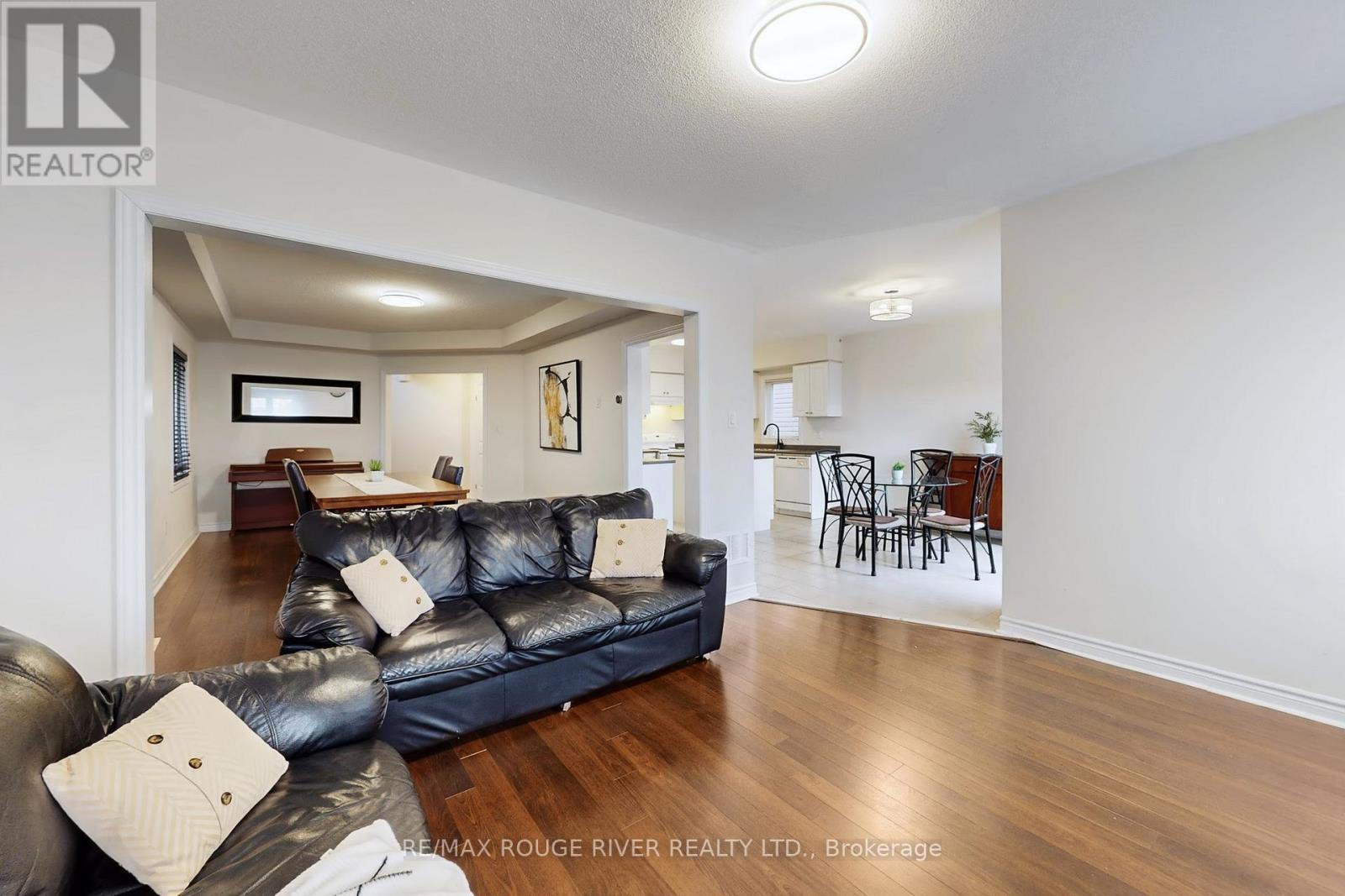 15 Adanac Drive, Whitby, ON - Indoor Photo Showing Living Room