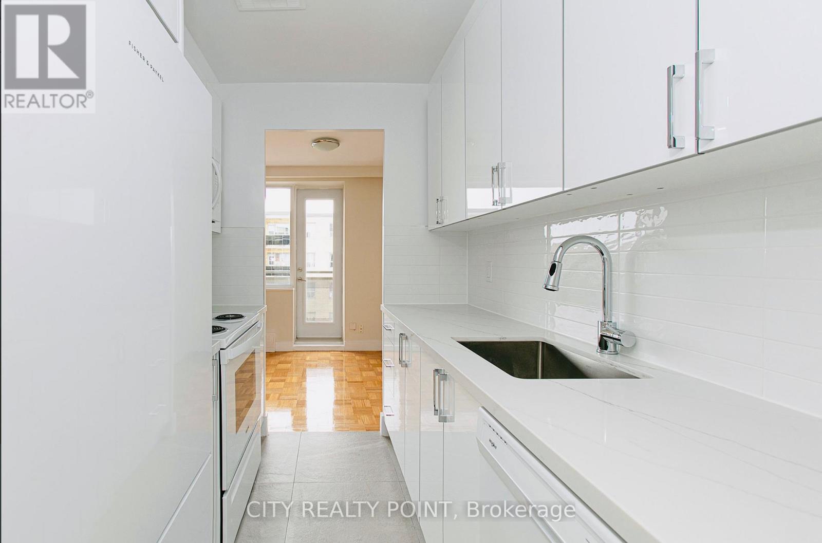 510 - 2 Grandstand Place, Toronto, ON - Indoor Photo Showing Kitchen