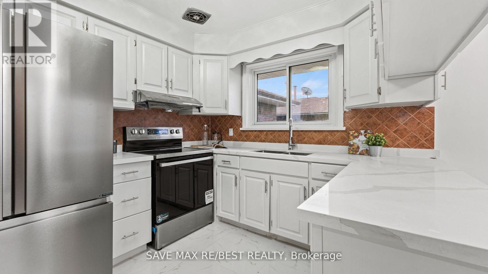 505 Ortono Avenue, Oshawa, ON - Indoor Photo Showing Kitchen