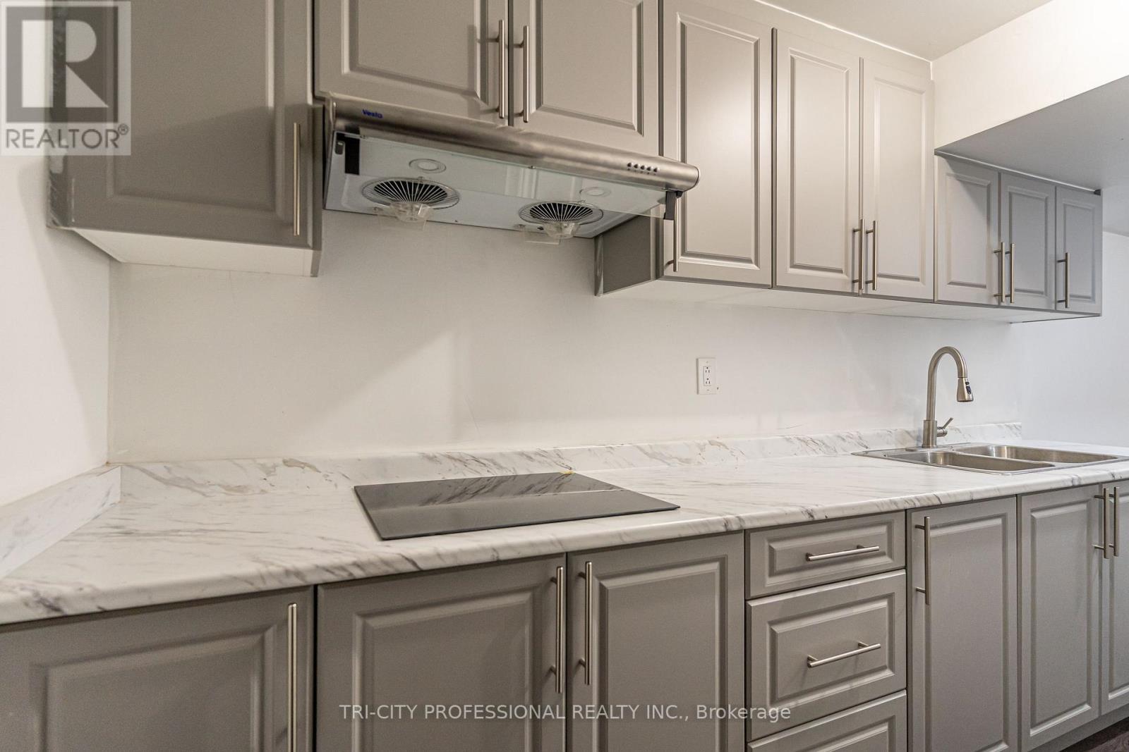 17 Sleightholme Crescent, Brampton, ON - Indoor Photo Showing Kitchen With Double Sink
