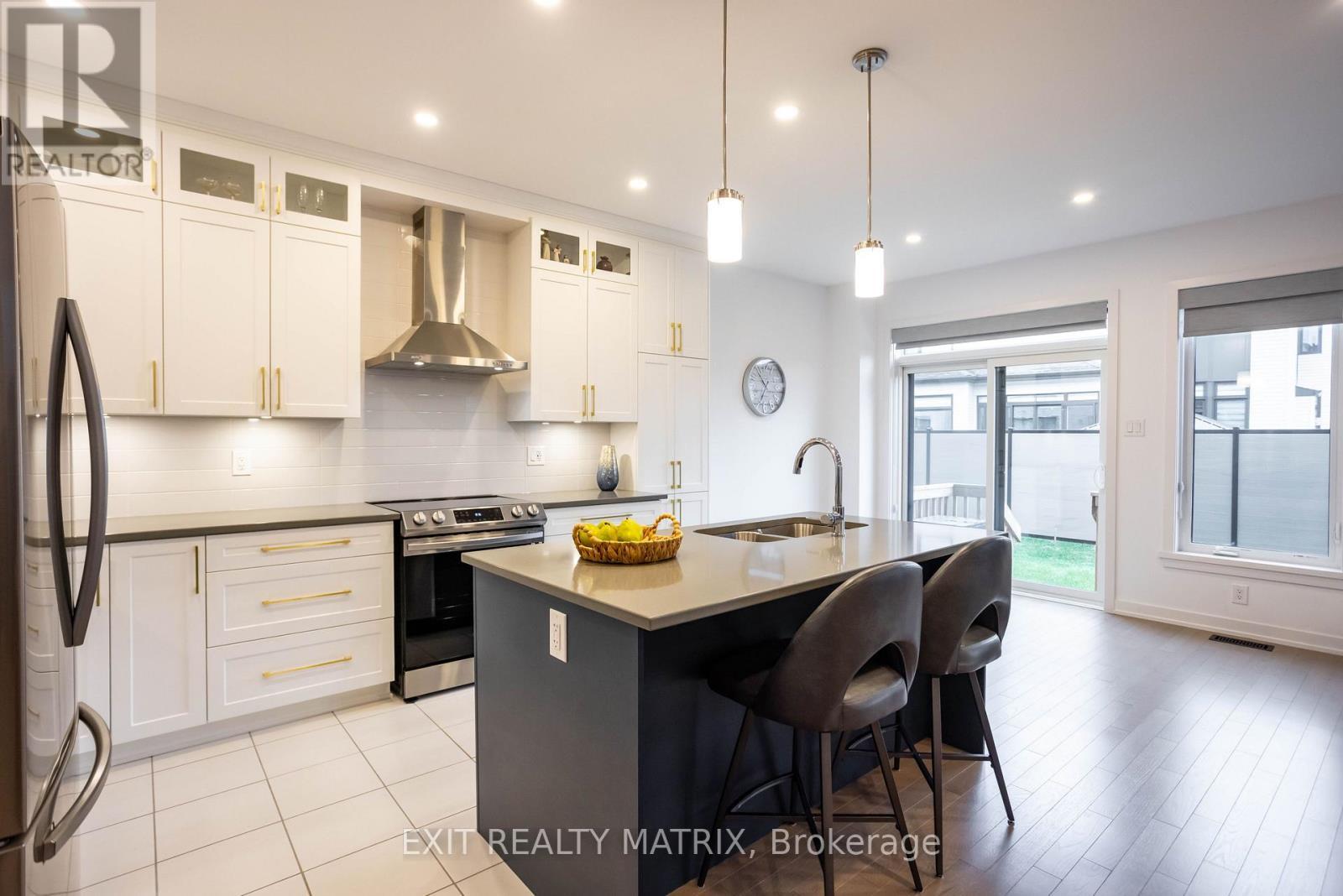 6487 Renaud Road, Ottawa, ON - Indoor Photo Showing Kitchen With Double Sink With Upgraded Kitchen