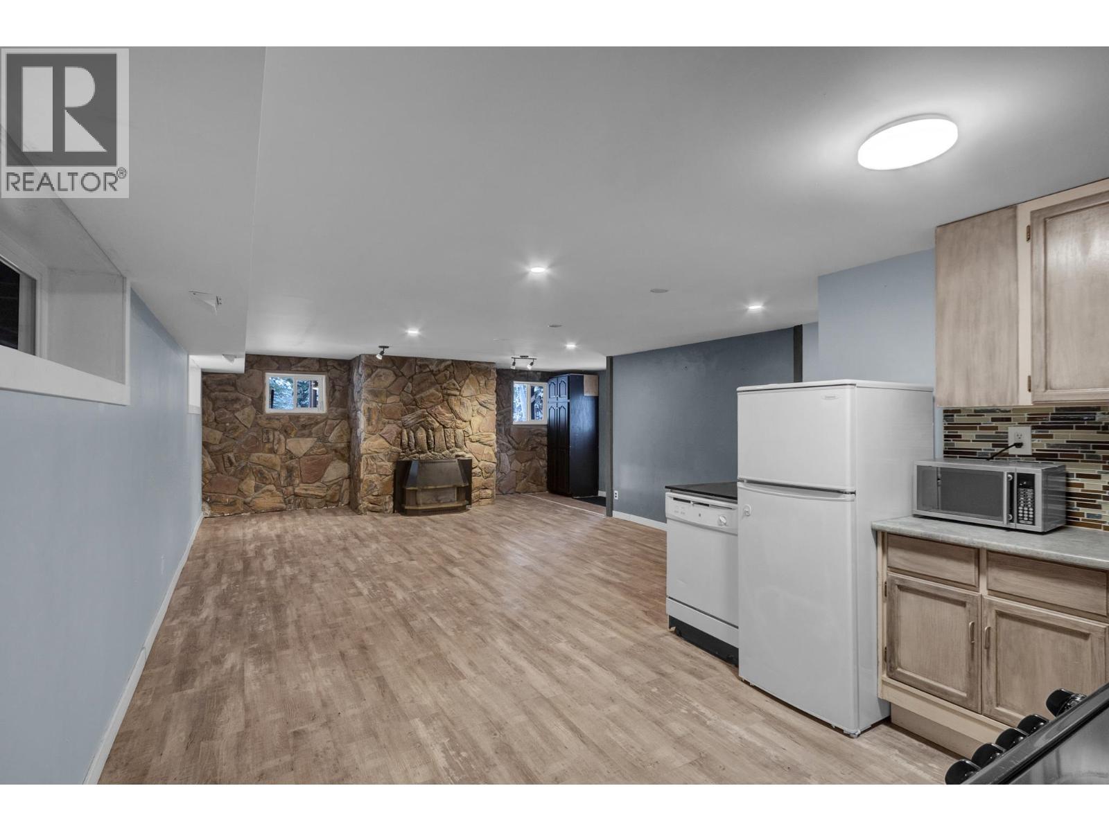 9147 North Kelly Road, Prince George, BC - Indoor Photo Showing Kitchen