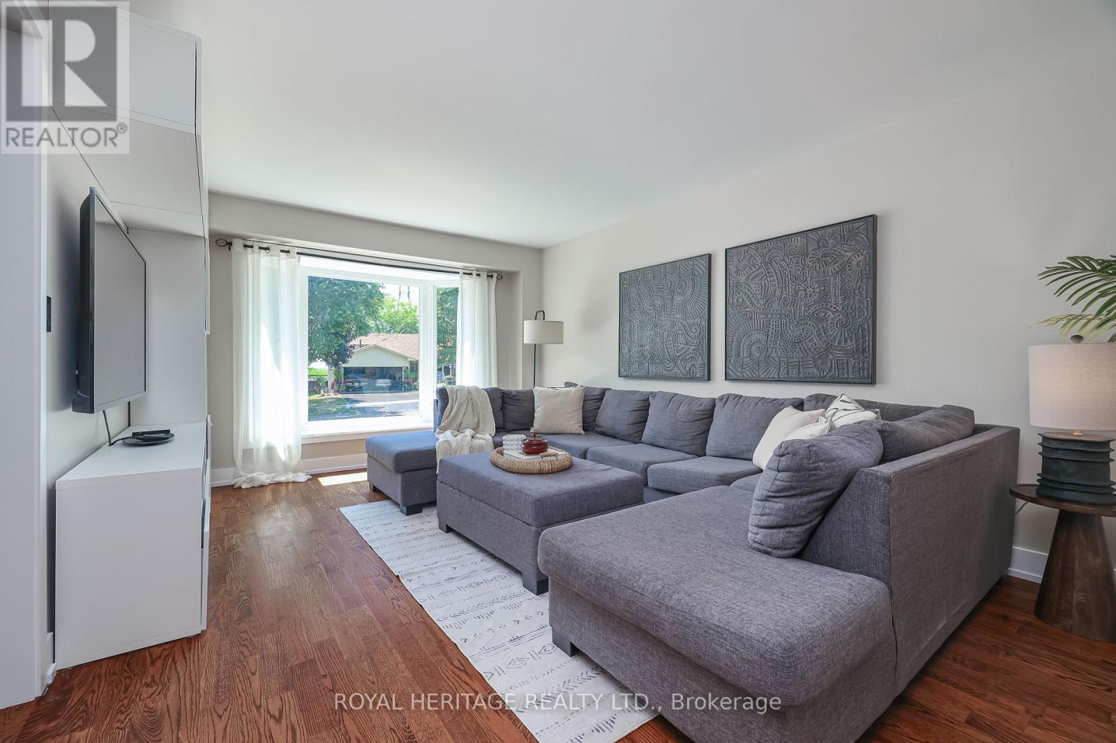 532 Powell Road, Whitby, ON - Indoor Photo Showing Living Room