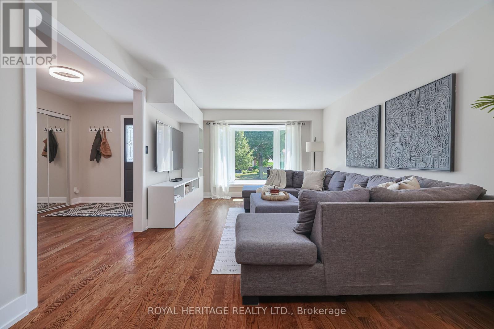 532 Powell Road, Whitby, ON - Indoor Photo Showing Living Room