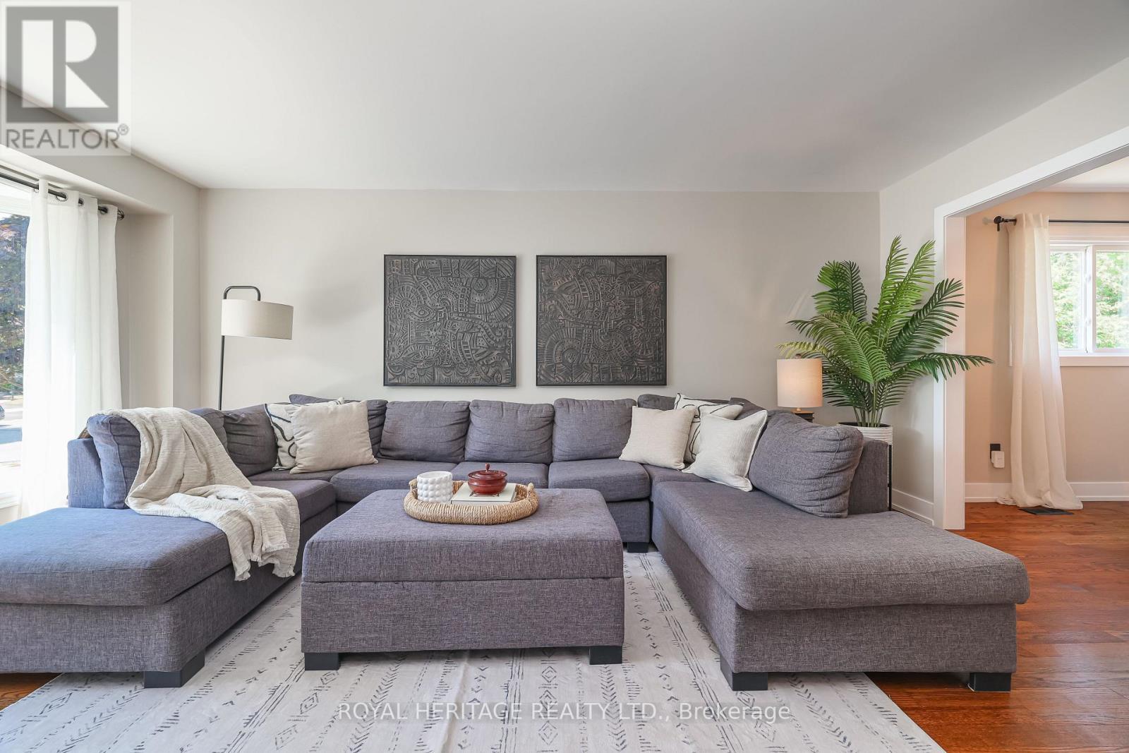 532 Powell Road, Whitby, ON - Indoor Photo Showing Living Room