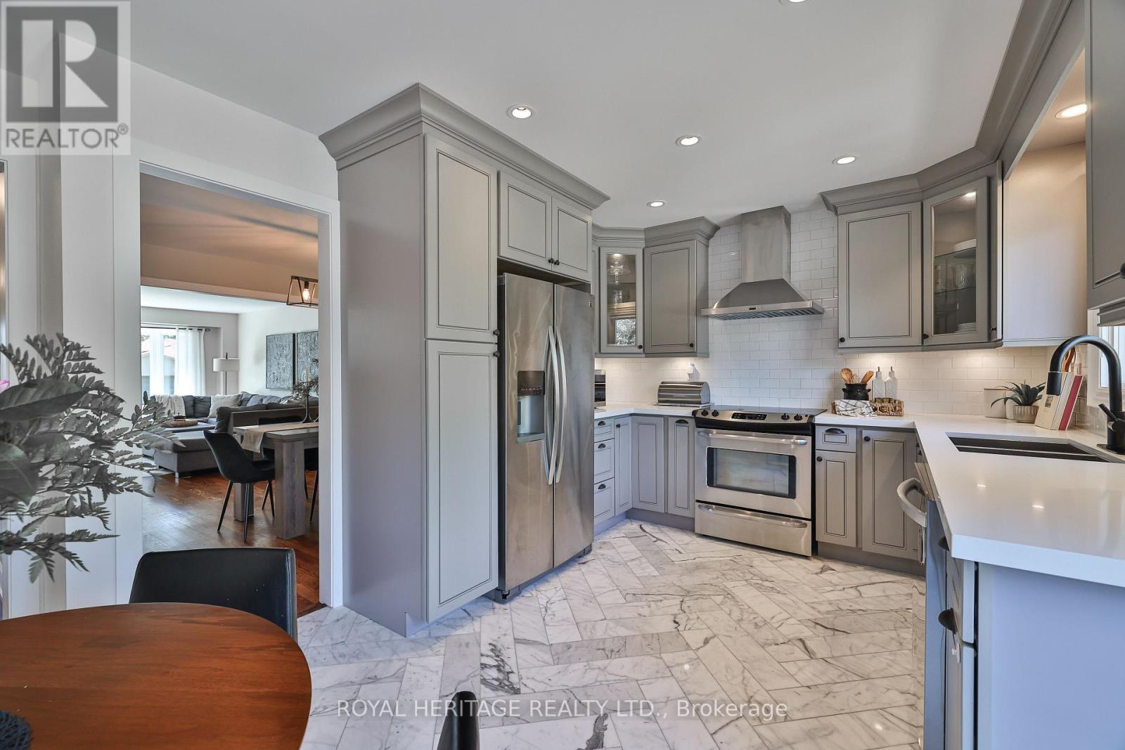 532 Powell Road, Whitby, ON - Indoor Photo Showing Kitchen With Double Sink With Upgraded Kitchen
