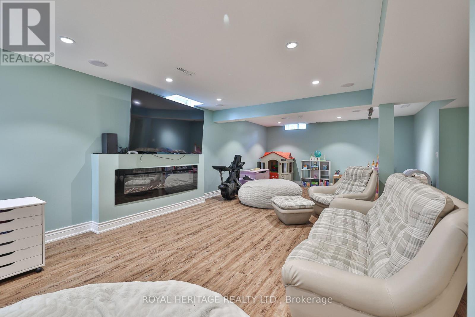 532 Powell Road, Whitby, ON - Indoor Photo Showing Living Room With Fireplace