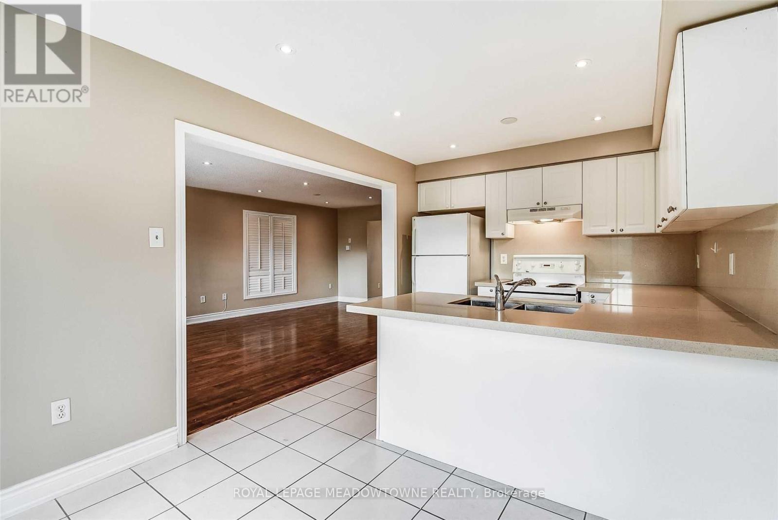 1470 Pate Court, Mississauga, ON - Indoor Photo Showing Kitchen With Double Sink