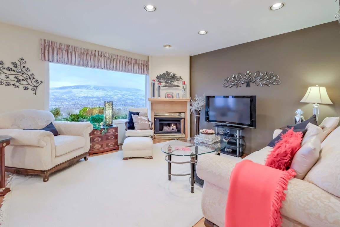 459 Ridge Place, Penticton, BC - Indoor Photo Showing Living Room With Fireplace