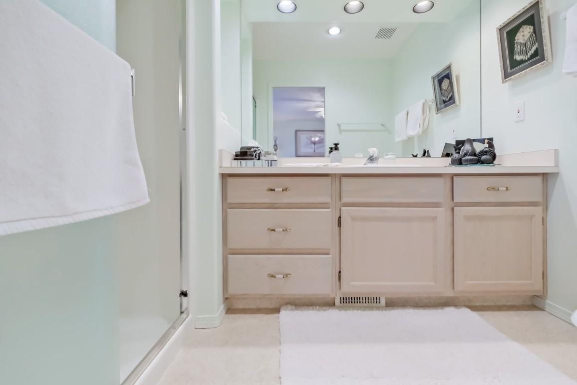 459 Ridge Place, Penticton, BC - Indoor Photo Showing Bathroom