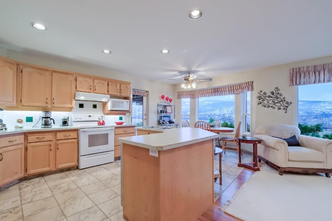 459 Ridge Place, Penticton, BC - Indoor Photo Showing Kitchen