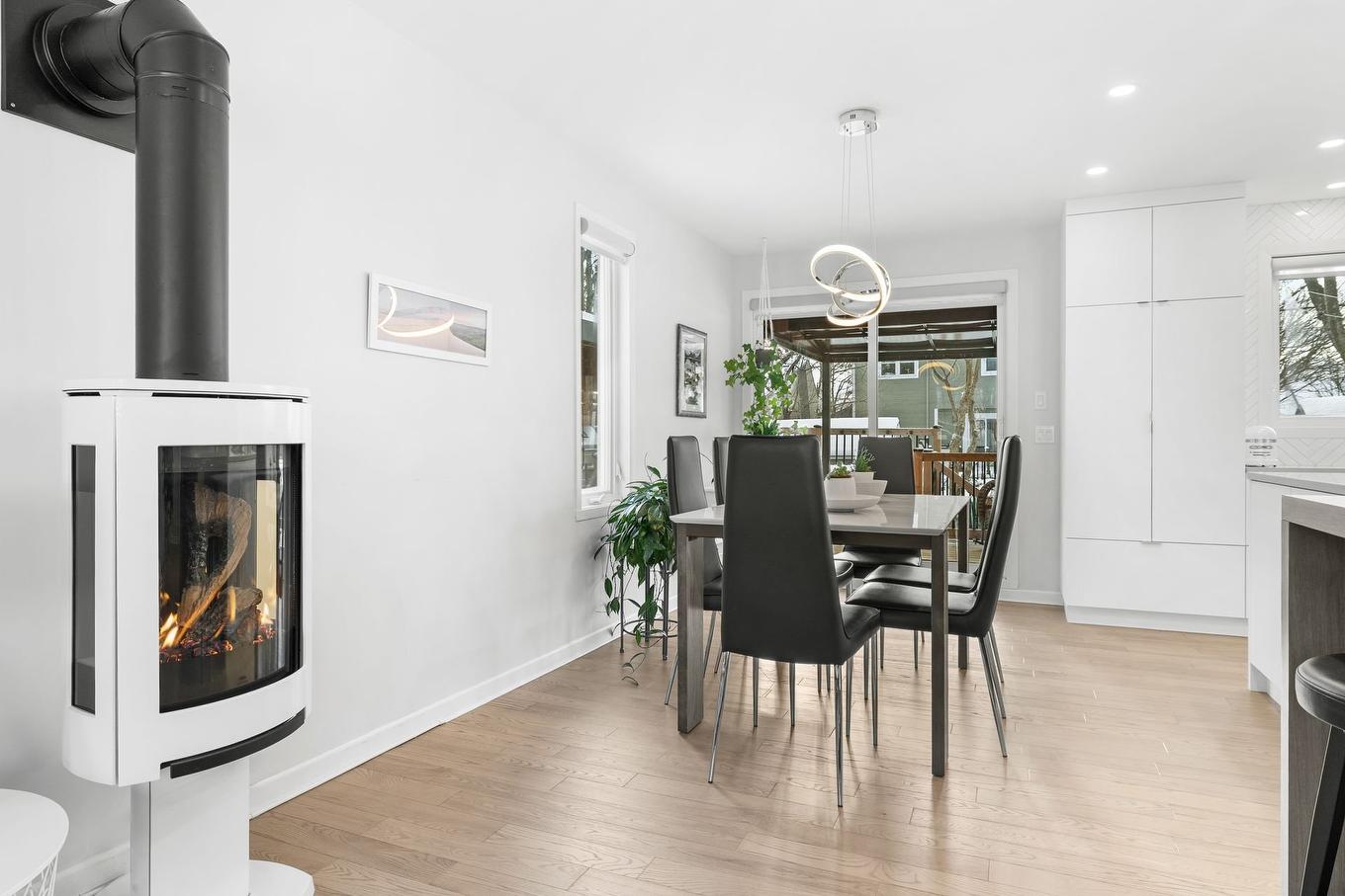 Dining room - 1161 Rue Tremblay, Lévis (Les Chutes-De-La-Chaudière-Ouest), QC - Indoor Photo Showing Dining Room With Fireplace