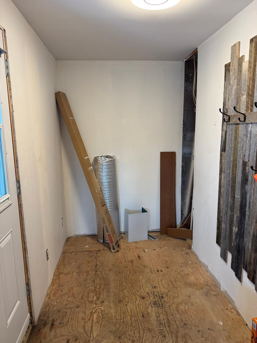 Hall d'entrée/Vestibule - 1605 1Re Rue, Havre-Saint-Pierre, QC - Indoor Photo Showing Other Room