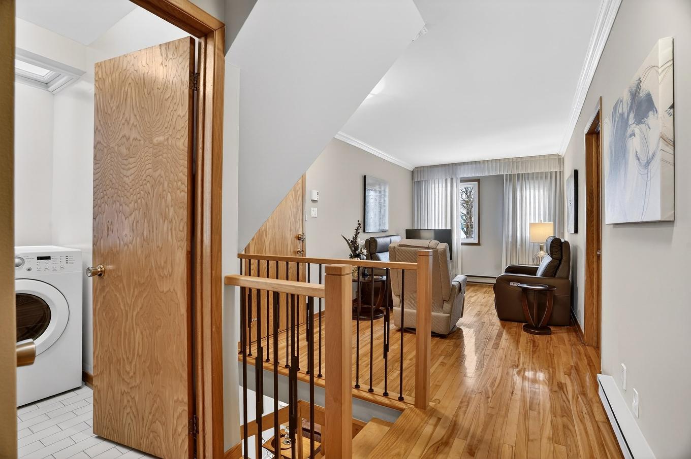 Escalier - 3215 - 3217 Av. Laurier E., Montréal (Rosemont/La Petite-Patrie), QC - Indoor Photo Showing Laundry Room