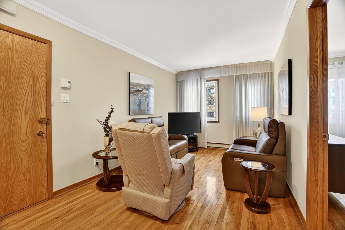 Salon - 3215 - 3217 Av. Laurier E., Montréal (Rosemont/La Petite-Patrie), QC - Indoor