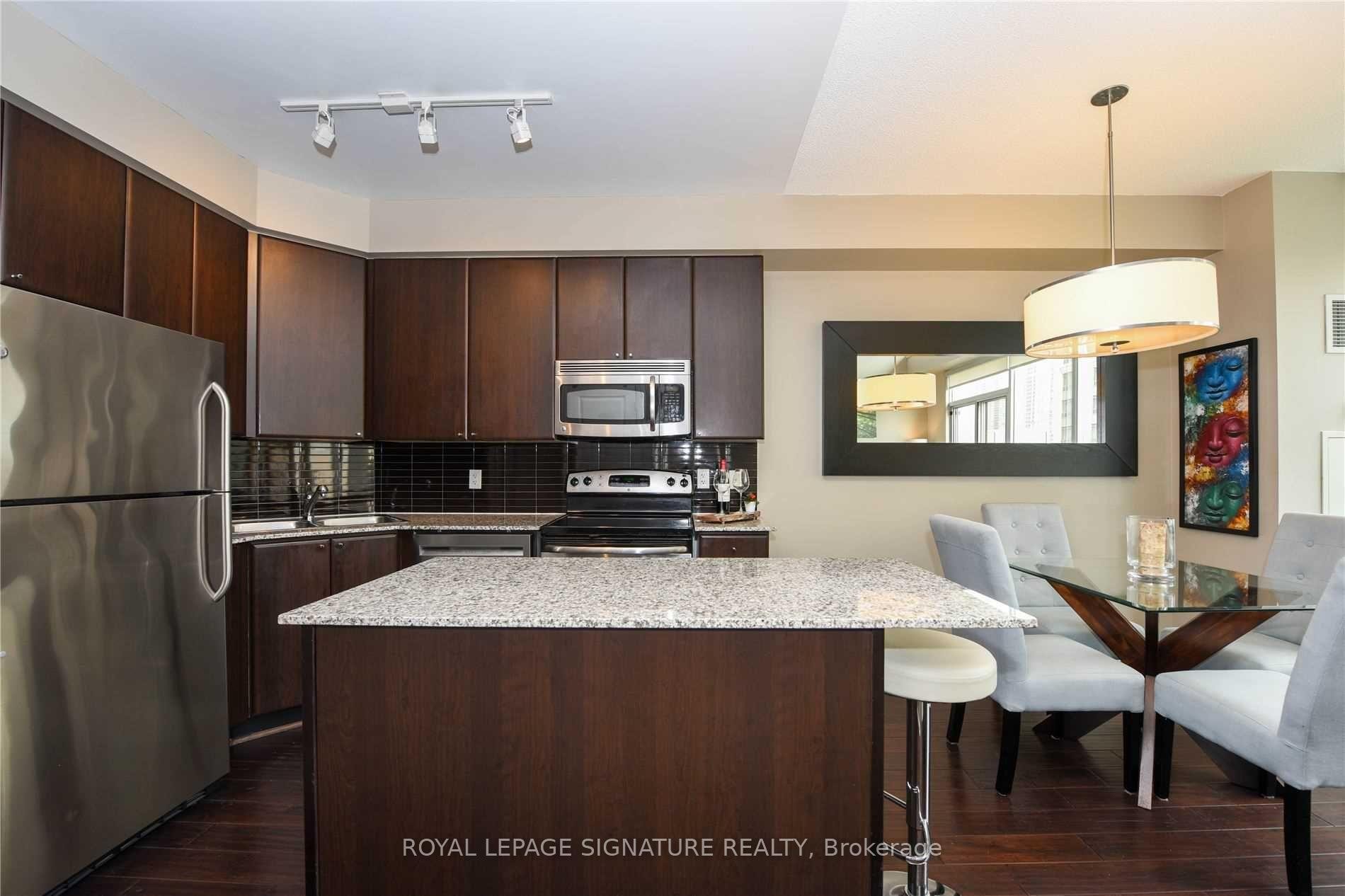 304-225 Webb Drive, Mississauga, ON - Indoor Photo Showing Kitchen With Upgraded Kitchen