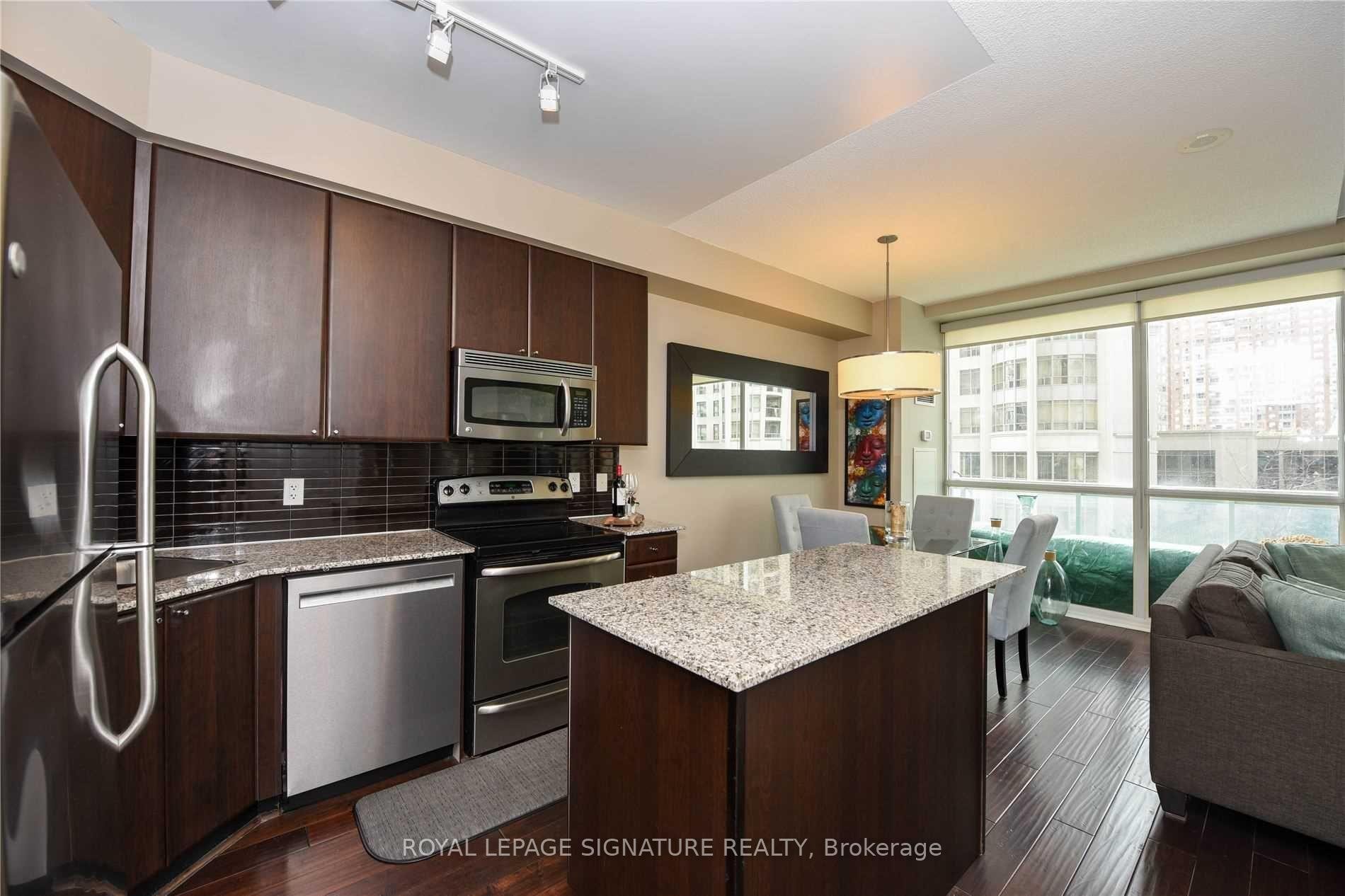 304-225 Webb Drive, Mississauga, ON - Indoor Photo Showing Kitchen