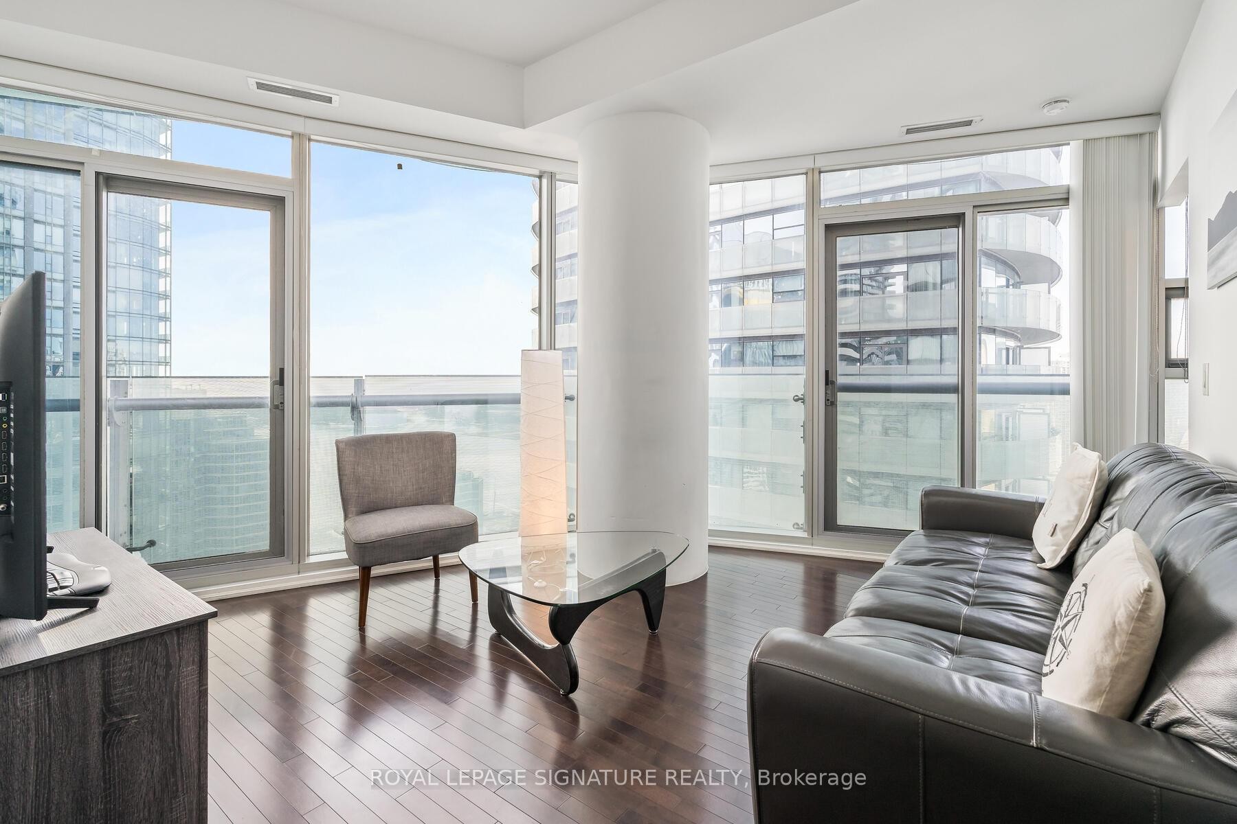 3705-14 York Street, Toronto, ON - Indoor Photo Showing Living Room