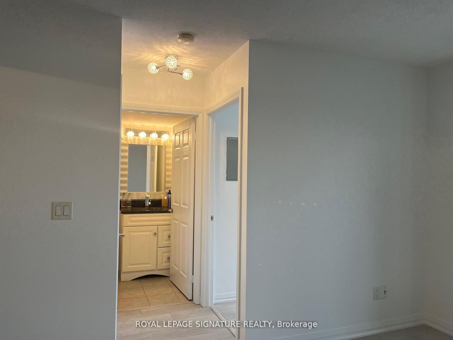 311-220 Forum Drive, Mississauga, ON - Indoor Photo Showing Other Room